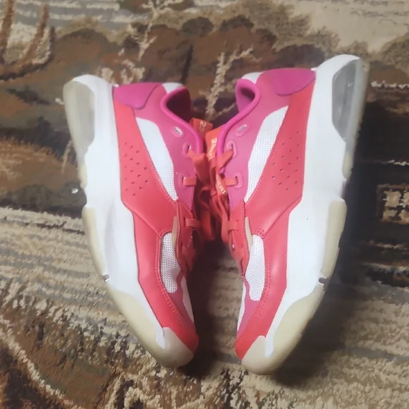Jordan Athletic Shoes Pink and White - Picture 10 of 11
